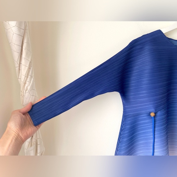 Micropleated blue ombre top - Picture 15 of 17